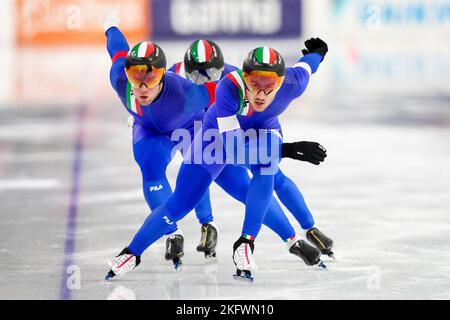 HEERENVEEN, NIEDERLANDE - 20. NOVEMBER: Francesco Betti aus Italien, David Bosa aus Italien und Alessio Trentini aus Italien treten am 20. November 2022 im Rahmen der Speedskating World Cup 2 in Thialf in Heerenveen, Niederlande, beim Mannschaftsprint der Männer an (Foto by Douwe Bijlsma/Orange Picles) Stockfoto