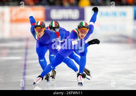 HEERENVEEN, NIEDERLANDE - 20. NOVEMBER: Francesco Betti aus Italien, David Bosa aus Italien und Alessio Trentini aus Italien treten am 20. November 2022 im Rahmen der Speedskating World Cup 2 in Thialf in Heerenveen, Niederlande, beim Mannschaftsprint der Männer an (Foto by Douwe Bijlsma/Orange Picles) Stockfoto