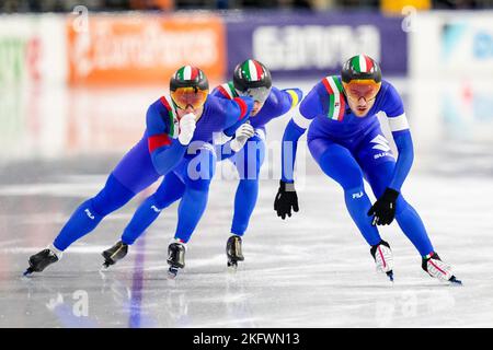 HEERENVEEN, NIEDERLANDE - 20. NOVEMBER: Francesco Betti aus Italien, David Bosa aus Italien und Alessio Trentini aus Italien treten am 20. November 2022 im Rahmen der Speedskating World Cup 2 in Thialf in Heerenveen, Niederlande, beim Mannschaftsprint der Männer an (Foto by Douwe Bijlsma/Orange Picles) Stockfoto