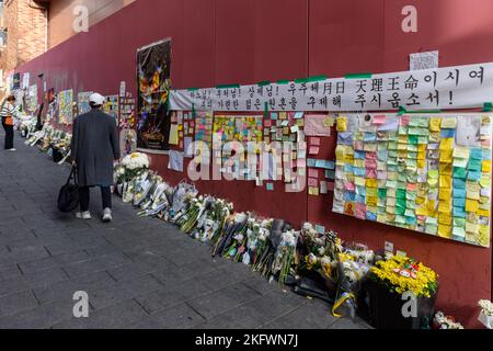 Seoul, Südkorea, 20/11/2022, Menschen besuchen den Ort einer Menschenmenge, die während der Halloween-Feierlichkeiten in Seoul geschah. Die Zahl der Todesopfer durch die Menschenmenge in Seouls Stadtteil Itaewon stieg um ein bis 158, sagten die Behörden am 14. November. Insgesamt 132 Südkoreaner und 26 Ausländer wurden am 29. Oktober während des Massenanstiegs im beliebten Nachtleben von Itaewon getötet.die Beerdigungsprozeduren für 130 Südkoreaner sind abgeschlossen und die Leichen von 24 ausländischen Staatsbürgern wurden in ihre Heimatländer geschickt. Von den 196 Verletzten werden immer noch 10 in Krankenhäusern behandelt Stockfoto