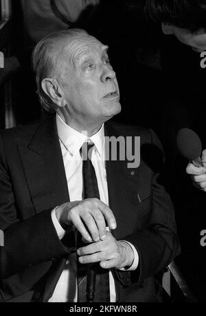 Jorge Luis Borges, argentinischer Romanautor, während eines Vortrags in Buenos Aires, Argentinien Stockfoto