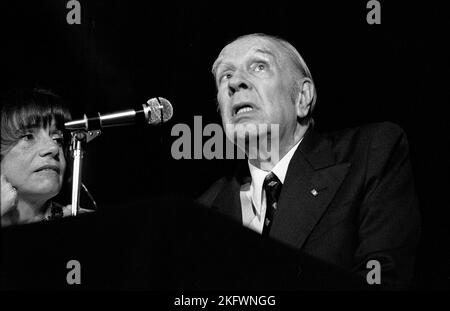 Jorge Luis Borges, argentinischer Romanautor, während eines Vortrags in Buenos Aires, Argentinien Stockfoto