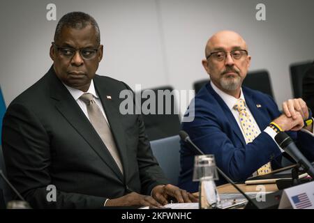 Verteidigungsminister Lloyd J. Austin III. Und ukrainischer Verteidigungsminister Oleksii Reznikov bei der Sitzung der ukrainischen Verteidigungskontaktgruppe im NATO-Hauptquartier in Brüssel, Belgien, 12. Oktober 2022. Dies ist das sechste derartige Treffen von Verteidigungsführern aus der ganzen Welt seit Russlands unprovozierter und ungerechtfertigter Invasion der Ukraine. Austin, NATO, Reznikov, Russland, SECDEF, Ukraine, Stockfoto