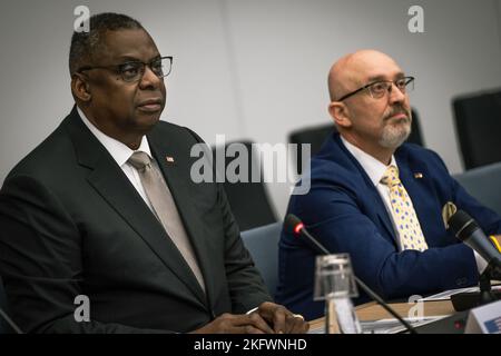 Verteidigungsminister Lloyd J. Austin III. Und ukrainischer Verteidigungsminister Oleksii Reznikov bei der Sitzung der ukrainischen Verteidigungskontaktgruppe im NATO-Hauptquartier in Brüssel, Belgien, 12. Oktober 2022. Dies ist das sechste derartige Treffen von Verteidigungsführern aus der ganzen Welt seit Russlands unprovozierter und ungerechtfertigter Invasion der Ukraine. Austin, NATO, Reznikov, Russland, SECDEF, Ukraine, Stockfoto