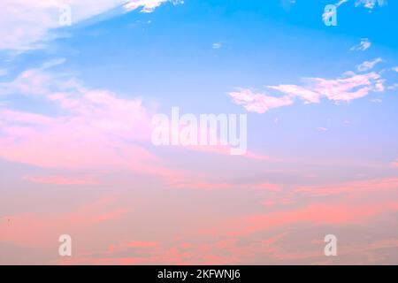 Perfekter rosa Himmel. Hintergrund Frühling. Himmel Hintergrund und Pastellfarbe. Stockfoto