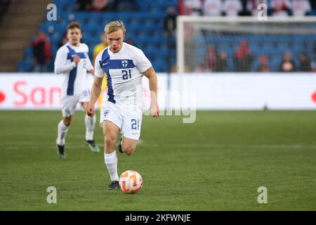 Oslo, Norwegen, 20.. November 2022, Finnlands Ilmari Niskanen am Ball , Credit: Frode Arnesen/Alamy Live News Stockfoto