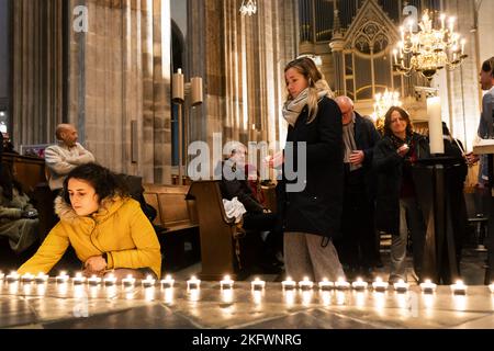 UTRECHT - Niederlande, 20/11/2022, Kirchgänger treffen sich während eines Gedenkgottesdienstes in der Domkerk kurz vor der Eröffnungsfeier der Weltmeisterschaft in Katar. Die Aufmerksamkeit gilt den Arbeitern, die beim Bau der WM-Stadien in Katar ums Leben kamen. ANP JEROEN JUMELET niederlande Out - belgien Out Stockfoto