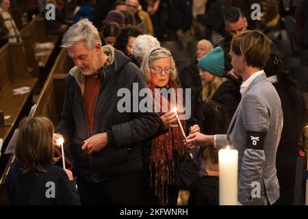 UTRECHT - Niederlande, 20/11/2022, Kirchgänger treffen sich während eines Gedenkgottesdienstes in der Domkerk kurz vor der Eröffnungsfeier der Weltmeisterschaft in Katar. Die Aufmerksamkeit gilt den Arbeitern, die beim Bau der WM-Stadien in Katar ums Leben kamen. ANP JEROEN JUMELET niederlande Out - belgien Out Stockfoto