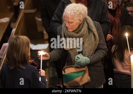 UTRECHT - Niederlande, 20/11/2022, Kirchgänger treffen sich während eines Gedenkgottesdienstes in der Domkerk kurz vor der Eröffnungsfeier der Weltmeisterschaft in Katar. Die Aufmerksamkeit gilt den Arbeitern, die beim Bau der WM-Stadien in Katar ums Leben kamen. ANP JEROEN JUMELET niederlande Out - belgien Out Stockfoto