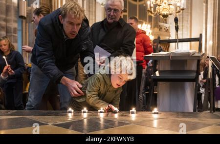 UTRECHT - Niederlande, 20/11/2022, Kirchgänger treffen sich während eines Gedenkgottesdienstes in der Domkerk kurz vor der Eröffnungsfeier der Weltmeisterschaft in Katar. Die Aufmerksamkeit gilt den Arbeitern, die beim Bau der WM-Stadien in Katar ums Leben kamen. ANP JEROEN JUMELET niederlande Out - belgien Out Stockfoto