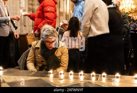 UTRECHT - Niederlande, 20/11/2022, Kirchgänger treffen sich während eines Gedenkgottesdienstes in der Domkerk kurz vor der Eröffnungsfeier der Weltmeisterschaft in Katar. Die Aufmerksamkeit gilt den Arbeitern, die beim Bau der WM-Stadien in Katar ums Leben kamen. ANP JEROEN JUMELET niederlande Out - belgien Out Stockfoto