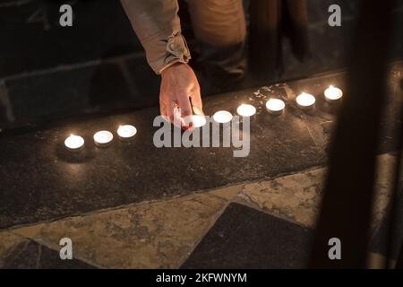 UTRECHT - Niederlande, 20/11/2022, Kirchgänger treffen sich während eines Gedenkgottesdienstes in der Domkerk kurz vor der Eröffnungsfeier der Weltmeisterschaft in Katar. Die Aufmerksamkeit gilt den Arbeitern, die beim Bau der WM-Stadien in Katar ums Leben kamen. ANP JEROEN JUMELET niederlande Out - belgien Out Stockfoto