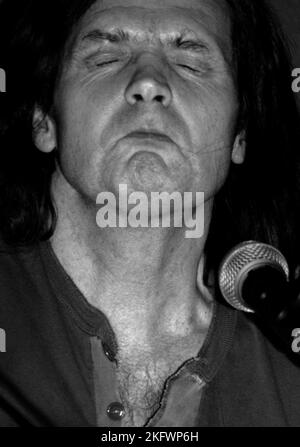 FOLK LEGENDE, SIMON FINN, 2006: Folk Legende der 1960er Jahre (Autor des klassischen Albums Pass the Distance) SIMON FINN in der Buffalo Bar in Cardiff, 17. Januar 2006. Foto: ROB WATKINS. Simon Finn ist ein britischer Folk-Singer-Songwriter, der am 4. März 1951 geboren wurde. Bekannt für seine zutiefst emotionalen und surrealen Texte, gewann er mit seinem Debütalbum Pass the Distance 1970 eine Kultfolge und beeinflusst weiterhin die Folk-Szene. Stockfoto