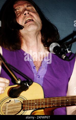 FOLK LEGENDE, SIMON FINN, 2006: Folk Legende der 1960er Jahre (Autor des klassischen Albums Pass the Distance) SIMON FINN in der Buffalo Bar in Cardiff, 17. Januar 2006. Foto: ROB WATKINS. Simon Finn ist ein britischer Folk-Singer-Songwriter, der am 4. März 1951 geboren wurde. Bekannt für seine zutiefst emotionalen und surrealen Texte, gewann er mit seinem Debütalbum Pass the Distance 1970 eine Kultfolge und beeinflusst weiterhin die Folk-Szene. Stockfoto