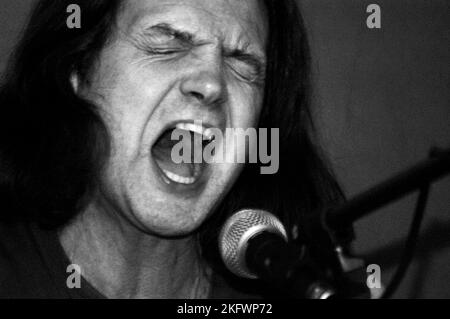 FOLK LEGENDE, SIMON FINN, 2006: Folk Legende der 1960er Jahre (Autor des klassischen Albums Pass the Distance) SIMON FINN in der Buffalo Bar in Cardiff, 17. Januar 2006. Foto: ROB WATKINS. Simon Finn ist ein britischer Folk-Singer-Songwriter, der am 4. März 1951 geboren wurde. Bekannt für seine zutiefst emotionalen und surrealen Texte, gewann er mit seinem Debütalbum Pass the Distance 1970 eine Kultfolge und beeinflusst weiterhin die Folk-Szene. Stockfoto