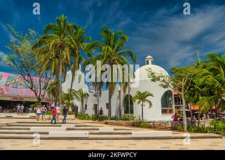 PLAYA DEL CARMEN, MEXIKO - APR 2022: Kapelle unserer weißen Dame in Playa del Carmen, Quintana Roo, Yukatan, Mexiko. Stockfoto