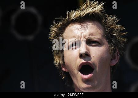 Sänger OLLIE (David Oliver) von FREEFALLER bei der Red Dragon Party in the Park in Cardiff, Wales, 19. Juni 2005. Foto: ROB WATKINS, Freefaller war eine britische Pop-Rock-Band, die Mitte der 2000er Jahre aktiv war Bekannt für ihre eingängigen Melodien, erlangten sie kurze Popularität mit Singles wie „Do This! Tun Sie Das!“ Und "gut genug für dich." Die Band löste sich kurz nach ihrem ersten Erfolg auf. Stockfoto