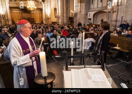 UTRECHT - Niederlande, 20/11/2022, Kirchgänger treffen sich während eines Gedenkgottesdienstes in der Domkerk kurz vor der Eröffnungsfeier der Weltmeisterschaft in Katar. Die Aufmerksamkeit gilt den Arbeitern, die beim Bau der WM-Stadien in Katar ums Leben kamen. ANP JEROEN JUMELET niederlande Out - belgien Out Stockfoto