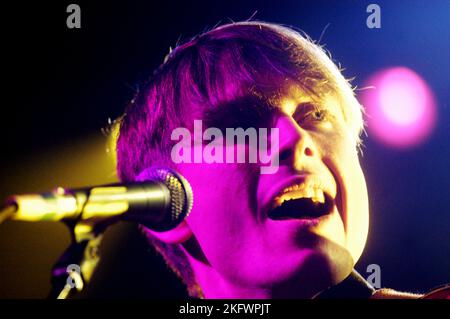 FRÜHE GIG, FRANZ FERDINAND, 2004: Ein sehr junger ALEXANDER KAPRANOS, Sänger und Gitarrist mit der schottischen Band FRANZ FERDINAND, der in der Woche der Veröffentlichung ihres gleichnamigen Debütalbums auf der NME Tour in Cardiff Students' Union am 8. Februar 2004 auf Tournee ging. Foto: ROB WATKINS. INFO: Franz Ferdinand ist eine 2002 gegründete schottische Rockband, die für ihren eingängigen, tanzbaren Post-Punk-Revival-Sound bekannt ist. Ihr Debütalbum „Franz Ferdinand“ und Hits wie „Take Me Out“ sorgten dafür, dass sie international berühmt wurden und einen bedeutenden Einfluss im Indie-Rock hatten. Stockfoto