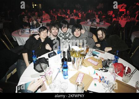 FUNERAL FOR A FRIEND, AWARD CEREMONY, 2004: Funeral for A Friend around their Table for an Early Career Award Ceremony Welsh Music Awards an der Coal Exchange in Cardiff, 20. Februar 2004. Foto: ROB WATKINS. INFO: Funeral for a Friend ist eine walisische Post-Hardcore-Band, die 2001 gegründet wurde. Bekannt für ihre intensive Energie und emotionalen Texte, erlangten sie Popularität mit Alben wie Casual Dressed & Deep in Conversation, mit Hits wie Juneau und Escape Artists Never die. Stockfoto