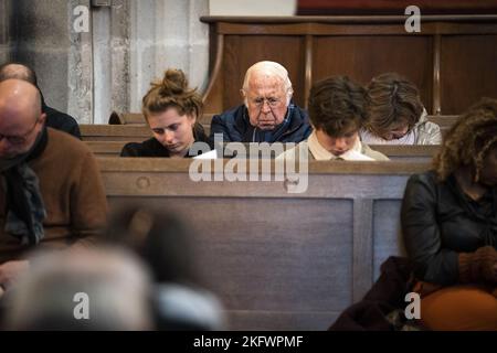 UTRECHT - Niederlande, 20/11/2022, Kirchgänger treffen sich während eines Gedenkgottesdienstes in der Domkerk kurz vor der Eröffnungsfeier der Weltmeisterschaft in Katar. Die Aufmerksamkeit gilt den Arbeitern, die beim Bau der WM-Stadien in Katar ums Leben kamen. ANP JEROEN JUMELET niederlande Out - belgien Out Stockfoto