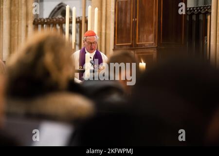 UTRECHT - Niederlande, 20/11/2022, Bischof Gerard de Korte während eines Gedenkgottesdienstes im Domkerk kurz vor der Eröffnungsfeier der Weltmeisterschaft in Katar. Die Aufmerksamkeit gilt den Arbeitern, die beim Bau der WM-Stadien in Katar ums Leben kamen. ANP JEROEN JUMELET niederlande Out - belgien Out Stockfoto