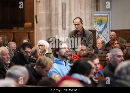 UTRECHT - Niederlande, 20/11/2022, Kirchgänger treffen sich während eines Gedenkgottesdienstes in der Domkerk kurz vor der Eröffnungsfeier der Weltmeisterschaft in Katar. Die Aufmerksamkeit gilt den Arbeitern, die beim Bau der WM-Stadien in Katar ums Leben kamen. ANP JEROEN JUMELET niederlande Out - belgien Out Stockfoto