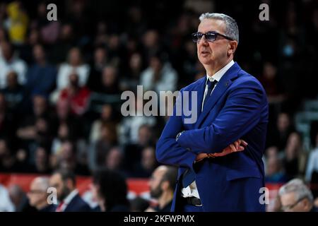 Varese, Italien. 19.. November 2022. Walter De Rafaele Cheftrainer von Umana Reyer Venezia schaut während der Lega Basket Serie Ein Spiel der regulären Saison 2022-2023 zwischen Openjobmetis Varese und Umana Reyer Venezia in der Enerxenia Arena an. Endergebnis; Varese 93:90 Reyer. Kredit: SOPA Images Limited/Alamy Live Nachrichten Stockfoto