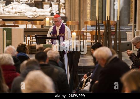 UTRECHT - Niederlande, 20/11/2022, Bischof Gerard de Korte während eines Gedenkgottesdienstes im Domkerk kurz vor der Eröffnungsfeier der Weltmeisterschaft in Katar. Die Aufmerksamkeit gilt den Arbeitern, die beim Bau der WM-Stadien in Katar ums Leben kamen. ANP JEROEN JUMELET niederlande Out - belgien Out Stockfoto