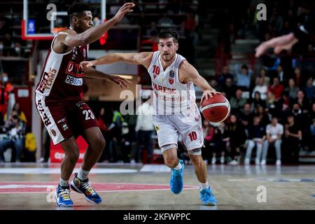 Varese, Italien. 19.. November 2022. Giovanni De Nicolao (R) von Openjobmetis Varese und Jeff Brooks (L) von Umana Reyer Venezia in Aktion während der Lega Basket Serie Ein Spiel der regulären Saison 2022-2023 zwischen Openjobmetis Varese und Umana Reyer Venezia in der Enerxenia Arena. Endergebnis; Varese 93:90 Reyer. Kredit: SOPA Images Limited/Alamy Live Nachrichten Stockfoto