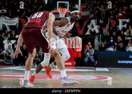 Varese, Italien. 19.. November 2022. Tariq Owens (R) von Openjobmetis Varese und Mitchell Watt (L) von Umana Reyer Venezia in Aktion während der Lega Basket Serie Ein Spiel der regulären Saison 2022-2023 zwischen Openjobmetis Varese und Umana Reyer Venezia in der Enerxenia Arena. Endergebnis; Varese 93:90 Reyer. Kredit: SOPA Images Limited/Alamy Live Nachrichten Stockfoto