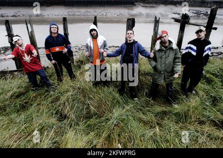 DAS FRÜHE PORTRÄT, das ORIGINAL-LINE-UP, GOLDIE LOOKIN CHAIN: A very Young Look GLC, sind begeistert von ihrer Heimatstadt, kurz nachdem sie ihren ersten großen Plattenvertrag am 23. November 2003 in Newport, Wales, Großbritannien unterschrieben hatten. Foto: ROB WATKINS. INFO: Goldie Looking Chain ist eine walisische Comedy-Rap-Gruppe, die 2003 gegründet wurde. Bekannt für ihre humorvollen Texte und unverwechselbaren Persönlichkeiten, erlangten sie mit Hits wie „Guns Don't Kill People, Rapper Do“ und ihrer satirischen Interpretation der britischen Hip-Hop-Kultur Berühmtheit. Stockfoto