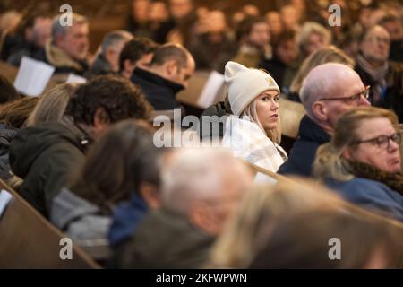 UTRECHT - Niederlande, 20/11/2022, Kirchgänger treffen sich während eines Gedenkgottesdienstes in der Domkerk kurz vor der Eröffnungsfeier der Weltmeisterschaft in Katar. Die Aufmerksamkeit gilt den Arbeitern, die beim Bau der WM-Stadien in Katar ums Leben kamen. ANP JEROEN JUMELET niederlande Out - belgien Out Stockfoto