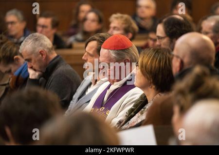 UTRECHT - Niederlande, 20/11/2022, Bischof Gerard de Korte während eines Gedenkgottesdienstes im Domkerk kurz vor der Eröffnungsfeier der Weltmeisterschaft in Katar. Die Aufmerksamkeit gilt den Arbeitern, die beim Bau der WM-Stadien in Katar ums Leben kamen. ANP JEROEN JUMELET niederlande Out - belgien Out Stockfoto