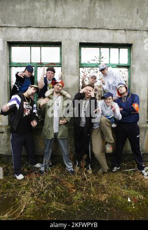 GOLDIE LOOKIN CHAIN, FULL BAND, ORIGINAL LINE-UP: Goldie Lookin Chain fotografiert in Newport, 11. Januar 2004. Foto: ROB WATKINS. INFO: Goldie Looking Chain ist eine walisische Comedy-Rap-Gruppe, die 2003 gegründet wurde. Bekannt für ihre humorvollen Texte und unverwechselbaren Persönlichkeiten, erlangten sie mit Hits wie „Guns Don't Kill People, Rapper Do“ und ihrer satirischen Interpretation der britischen Hip-Hop-Kultur Berühmtheit. Stockfoto