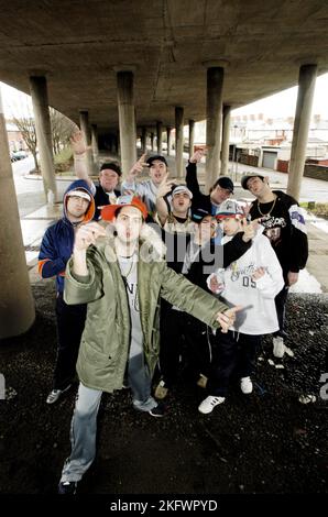 GOLDIE LOOKIN CHAIN, FULL BAND, ORIGINAL LINE-UP: Goldie Lookin Chain fotografiert in Newport, 11. Januar 2004. Foto: ROB WATKINS. INFO: Goldie Looking Chain ist eine walisische Comedy-Rap-Gruppe, die 2003 gegründet wurde. Bekannt für ihre humorvollen Texte und unverwechselbaren Persönlichkeiten, erlangten sie mit Hits wie „Guns Don't Kill People, Rapper Do“ und ihrer satirischen Interpretation der britischen Hip-Hop-Kultur Berühmtheit. Stockfoto