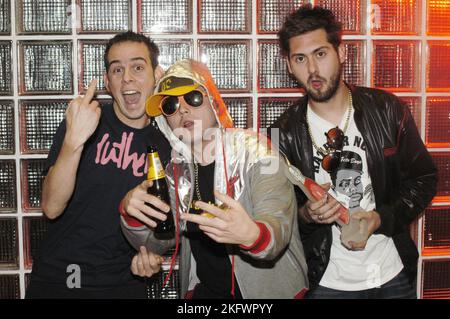 GOLDIE LOOKIN Chain, MAIN RAPPER, 2003: John Rutledge (Eggsy), Adam Hussain und RHYS von GLC der Band Goldie Lookin Chain gewinnen am 24. Oktober 2003 einen Newcomer Award als Popfactory Awards in Porth, Wales, Großbritannien. Foto: ROB WATKINS. INFO: Goldie Looking Chain ist eine walisische Comedy-Rap-Gruppe, die 2003 gegründet wurde. Bekannt für ihre humorvollen Texte und unverwechselbaren Persönlichkeiten, erlangten sie mit Hits wie „Guns Don't Kill People, Rapper Do“ und ihrer satirischen Interpretation der britischen Hip-Hop-Kultur Berühmtheit. Stockfoto