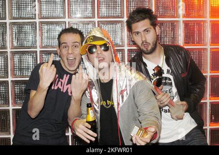 GOLDIE LOOKIN Chain, MAIN RAPPER, 2003: John Rutledge (Eggsy), Adam Hussain und RHYS von GLC der Band Goldie Lookin Chain gewinnen am 24. Oktober 2003 einen Newcomer Award als Popfactory Awards in Porth, Wales, Großbritannien. Foto: ROB WATKINS. INFO: Goldie Looking Chain ist eine walisische Comedy-Rap-Gruppe, die 2003 gegründet wurde. Bekannt für ihre humorvollen Texte und unverwechselbaren Persönlichkeiten, erlangten sie mit Hits wie „Guns Don't Kill People, Rapper Do“ und ihrer satirischen Interpretation der britischen Hip-Hop-Kultur Berühmtheit. Stockfoto