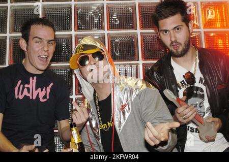 GOLDIE LOOKIN Chain, MAIN RAPPER, 2003: John Rutledge (Eggsy), Adam Hussain und RHYS von GLC der Band Goldie Lookin Chain gewinnen am 24. Oktober 2003 einen Newcomer Award als Popfactory Awards in Porth, Wales, Großbritannien. Foto: ROB WATKINS. INFO: Goldie Looking Chain ist eine walisische Comedy-Rap-Gruppe, die 2003 gegründet wurde. Bekannt für ihre humorvollen Texte und unverwechselbaren Persönlichkeiten, erlangten sie mit Hits wie „Guns Don't Kill People, Rapper Do“ und ihrer satirischen Interpretation der britischen Hip-Hop-Kultur Berühmtheit. Stockfoto