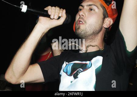 GOLDIE LOOKIN CHAIN, KONZERT, 2003: RHYS from GLC (Dwain Xain Zedong, P. Xain) bei einem sehr frühen Goldie Lookin Chain Auftritt, bevor sie am 18. September 2003 im Welsh Club in Cardiff, Wales, Großbritannien unterschrieben. Foto: ROB WATKINS. INFO: Goldie Looking Chain ist eine walisische Comedy-Rap-Gruppe, die 2003 gegründet wurde. Bekannt für ihre humorvollen Texte und unverwechselbaren Persönlichkeiten, erlangten sie mit Hits wie „Guns Don't Kill People, Rapper Do“ und ihrer satirischen Interpretation der britischen Hip-Hop-Kultur Berühmtheit. Stockfoto