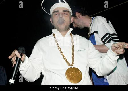 GOLDIE LOOKIN CHAIN, KONZERT, 2003: Adam Hussain bei einem sehr frühen Goldie Lookin Chain Auftritt, bevor er am 18. September 2003 für ihren großen Plattenvertrag im Welsh Club in Cardiff, Wales, Großbritannien unterschrieb. Foto: ROB WATKINS. INFO: Goldie Looking Chain ist eine walisische Comedy-Rap-Gruppe, die 2003 gegründet wurde. Bekannt für ihre humorvollen Texte und unverwechselbaren Persönlichkeiten, erlangten sie mit Hits wie „Guns Don't Kill People, Rapper Do“ und ihrer satirischen Interpretation der britischen Hip-Hop-Kultur Berühmtheit. Stockfoto