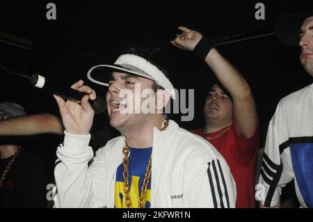 GOLDIE LOOKIN CHAIN, KONZERT, 2003: Adam Hussain bei einem sehr frühen Goldie Lookin Chain Auftritt, bevor er am 18. September 2003 für ihren großen Plattenvertrag im Welsh Club in Cardiff, Wales, Großbritannien unterschrieb. Foto: ROB WATKINS. INFO: Goldie Looking Chain ist eine walisische Comedy-Rap-Gruppe, die 2003 gegründet wurde. Bekannt für ihre humorvollen Texte und unverwechselbaren Persönlichkeiten, erlangten sie mit Hits wie „Guns Don't Kill People, Rapper Do“ und ihrer satirischen Interpretation der britischen Hip-Hop-Kultur Berühmtheit. Stockfoto