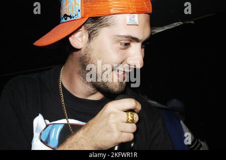 GOLDIE LOOKIN CHAIN, KONZERT, 2003: RHYS from GLC (Dwain Xain Zedong, P. Xain) bei einem sehr frühen Goldie Lookin Chain Auftritt, bevor sie am 18. September 2003 im Welsh Club in Cardiff, Wales, Großbritannien unterschrieben. Foto: ROB WATKINS. INFO: Goldie Looking Chain ist eine walisische Comedy-Rap-Gruppe, die 2003 gegründet wurde. Bekannt für ihre humorvollen Texte und unverwechselbaren Persönlichkeiten, erlangten sie mit Hits wie „Guns Don't Kill People, Rapper Do“ und ihrer satirischen Interpretation der britischen Hip-Hop-Kultur Berühmtheit. Stockfoto