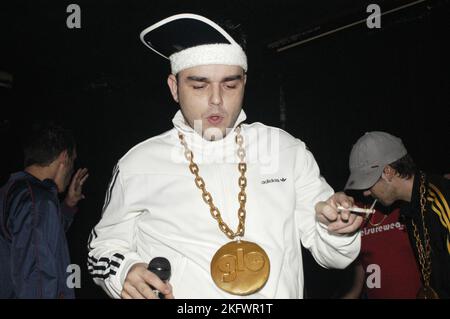 GOLDIE LOOKIN CHAIN, KONZERT, 2003: Adam Hussain bei einem sehr frühen Goldie Lookin Chain Auftritt, bevor er am 18. September 2003 für ihren großen Plattenvertrag im Welsh Club in Cardiff, Wales, Großbritannien unterschrieb. Foto: ROB WATKINS. INFO: Goldie Looking Chain ist eine walisische Comedy-Rap-Gruppe, die 2003 gegründet wurde. Bekannt für ihre humorvollen Texte und unverwechselbaren Persönlichkeiten, erlangten sie mit Hits wie „Guns Don't Kill People, Rapper Do“ und ihrer satirischen Interpretation der britischen Hip-Hop-Kultur Berühmtheit. Stockfoto