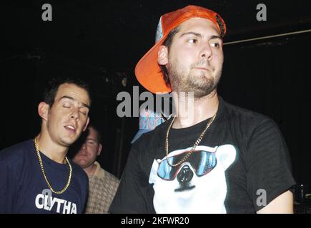 GOLDIE LOOKIN CHAIN, KONZERT, 2003: RHYS from GLC (Dwain Xain Zedong, P. Xain) bei einem sehr frühen Goldie Lookin Chain Auftritt, bevor sie am 18. September 2003 im Welsh Club in Cardiff, Wales, Großbritannien unterschrieben. Foto: ROB WATKINS. INFO: Goldie Looking Chain ist eine walisische Comedy-Rap-Gruppe, die 2003 gegründet wurde. Bekannt für ihre humorvollen Texte und unverwechselbaren Persönlichkeiten, erlangten sie mit Hits wie „Guns Don't Kill People, Rapper Do“ und ihrer satirischen Interpretation der britischen Hip-Hop-Kultur Berühmtheit. Stockfoto