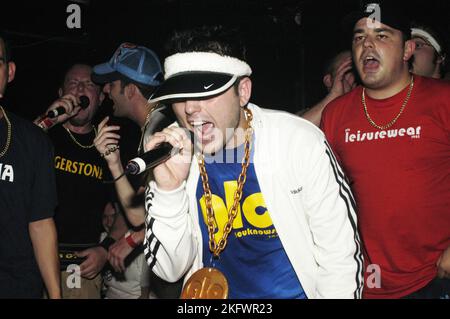 GOLDIE LOOKIN CHAIN, KONZERT, 2003: Adam Hussain bei einem sehr frühen Goldie Lookin Chain Auftritt, bevor er am 18. September 2003 für ihren großen Plattenvertrag im Welsh Club in Cardiff, Wales, Großbritannien unterschrieb. Foto: ROB WATKINS. INFO: Goldie Looking Chain ist eine walisische Comedy-Rap-Gruppe, die 2003 gegründet wurde. Bekannt für ihre humorvollen Texte und unverwechselbaren Persönlichkeiten, erlangten sie mit Hits wie „Guns Don't Kill People, Rapper Do“ und ihrer satirischen Interpretation der britischen Hip-Hop-Kultur Berühmtheit. Stockfoto