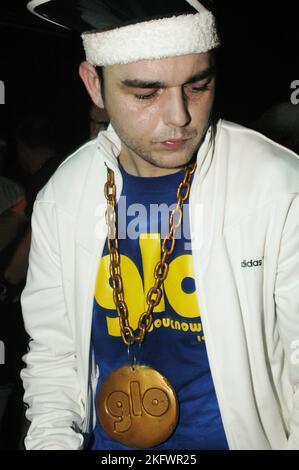 GOLDIE LOOKIN CHAIN, KONZERT, 2003: Adam Hussain bei einem sehr frühen Goldie Lookin Chain Auftritt, bevor er am 18. September 2003 für ihren großen Plattenvertrag im Welsh Club in Cardiff, Wales, Großbritannien unterschrieb. Foto: ROB WATKINS. INFO: Goldie Looking Chain ist eine walisische Comedy-Rap-Gruppe, die 2003 gegründet wurde. Bekannt für ihre humorvollen Texte und unverwechselbaren Persönlichkeiten, erlangten sie mit Hits wie „Guns Don't Kill People, Rapper Do“ und ihrer satirischen Interpretation der britischen Hip-Hop-Kultur Berühmtheit. Stockfoto