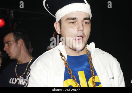 GOLDIE LOOKIN CHAIN, KONZERT, 2003: Adam Hussain bei einem sehr frühen Goldie Lookin Chain Auftritt, bevor er am 18. September 2003 für ihren großen Plattenvertrag im Welsh Club in Cardiff, Wales, Großbritannien unterschrieb. Foto: ROB WATKINS. INFO: Goldie Looking Chain ist eine walisische Comedy-Rap-Gruppe, die 2003 gegründet wurde. Bekannt für ihre humorvollen Texte und unverwechselbaren Persönlichkeiten, erlangten sie mit Hits wie „Guns Don't Kill People, Rapper Do“ und ihrer satirischen Interpretation der britischen Hip-Hop-Kultur Berühmtheit. Stockfoto