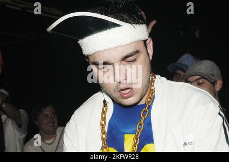 GOLDIE LOOKIN CHAIN, KONZERT, 2003: Adam Hussain bei einem sehr frühen Goldie Lookin Chain Auftritt, bevor er am 18. September 2003 für ihren großen Plattenvertrag im Welsh Club in Cardiff, Wales, Großbritannien unterschrieb. Foto: ROB WATKINS. INFO: Goldie Looking Chain ist eine walisische Comedy-Rap-Gruppe, die 2003 gegründet wurde. Bekannt für ihre humorvollen Texte und unverwechselbaren Persönlichkeiten, erlangten sie mit Hits wie „Guns Don't Kill People, Rapper Do“ und ihrer satirischen Interpretation der britischen Hip-Hop-Kultur Berühmtheit. Stockfoto