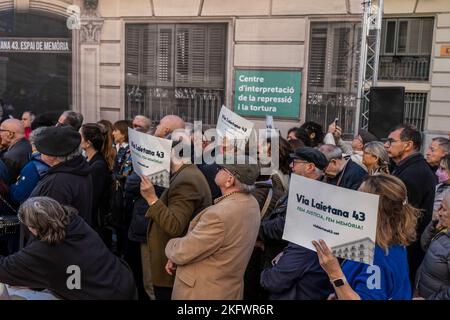 Barcelona, Spanien. 20.. November 2022. Während der Demonstration werden Demonstranten mit Plakaten gesehen, auf denen ihre Meinung zum Ausdruck gebracht wird. Am 47.. Todestag des Diktators Francisco Franco trafen sich verschiedene soziale Organisationen vor der Polizeistation, um einen internationalen Appell zur Umwandlung der höheren Polizeipräfektur der Straße Vía Laietana zu erheben. 43 in Barcelona zu einem Zentrum der Erinnerung für die Vergeltung durch das Franco-Regime, einige von ihnen in den Zellen im Erdgeschoss des Polizeigebäudes gefoltert. Kredit: SOPA Images Limited/Alamy Live Nachrichten Stockfoto